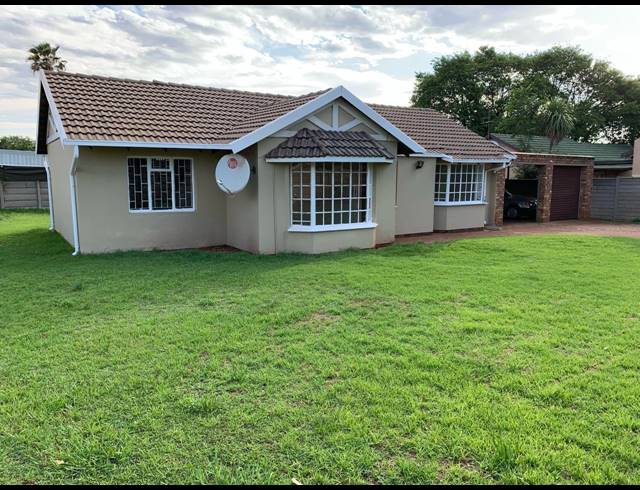 3 BEDROOM FREEHOLD FOR SALE IN LEACHVILLE EXT 1